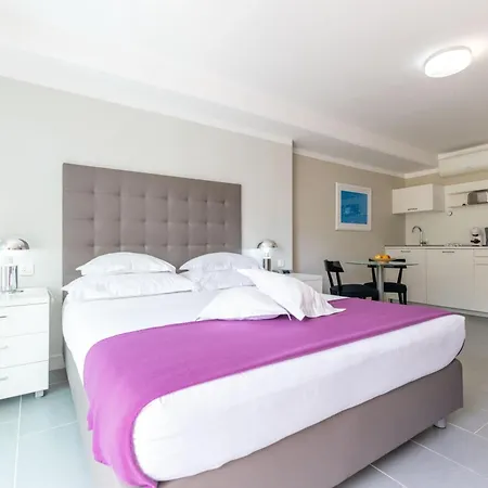 Aparthotel The 4*