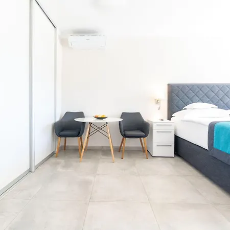 Aparthotel The 4*
