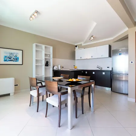 Aparthotel The 4*